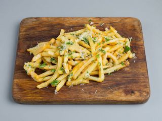 Cartofi prajiti cu parmezan si patrunjel