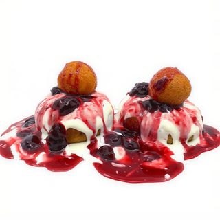 Papanași cu smântână și dulceață de vișine