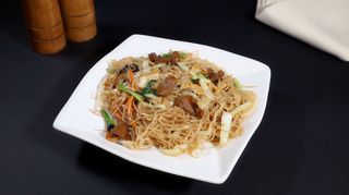 Tăiței de orez prăjiți cu vita