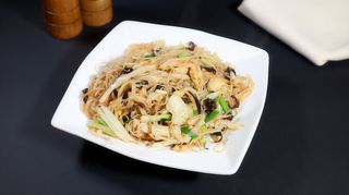 Tăiței de orez prăjiți cu pui