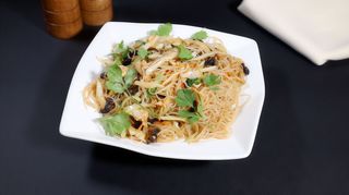 Tăiței de orez prăjiți cu porc