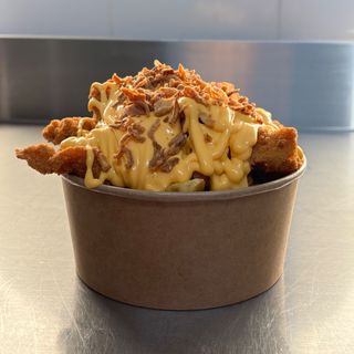 Poutine Cartofi Cheddar cu pui