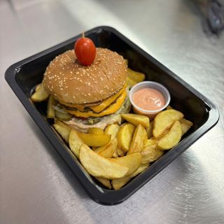 Hamburger de vita cu cartofi si sos de casa 