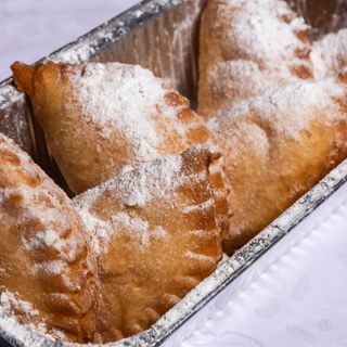 Platou gogosi umplute cu mar