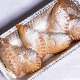 Platou gogosi umplute cu gem de visine