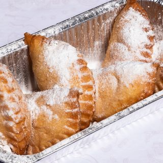 Platou gogoși umplute cu gem de caise