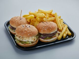 Platou crispy burger de pui cu cartofi pai