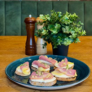 Crostini cu crema de branza si piept de rata afumat