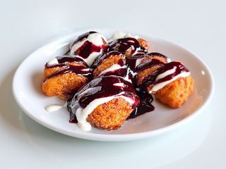 Papanasi cu smantana si dulceata de afine