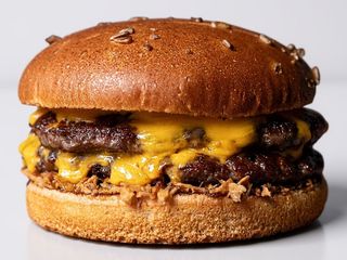 Burger Double Cheesy + Cartofi prajiti + sos la alegere..