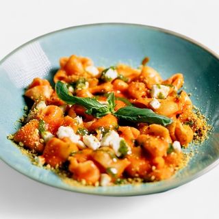 Paccheri cu sos de rosii,mozzarella, busuioc si fistic