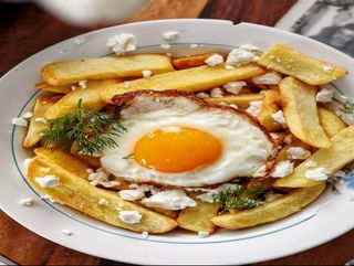 Cartofi proaspeti prajiti cu telemea de vaca din belsug si ou