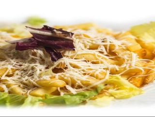 Cartofi proaspeti prajiti cu telemea de vaca din belsug