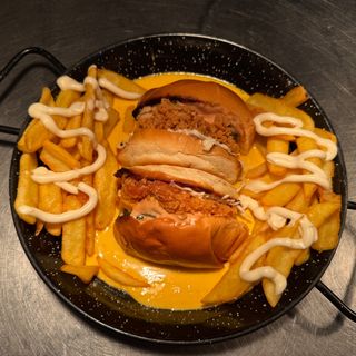 CHICKEN CHEESE BURGER | 500GR / 1326KCAL |