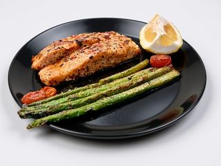 Somon la cuptor cu sparanghel, usor picant