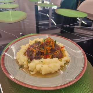 Obrajori de porc in sos de vin alb