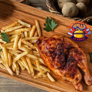 Pui copt - jumatate de pui la cuptor in sos marinat (500gr,) cu cartofi prajiti si sos de usturoi