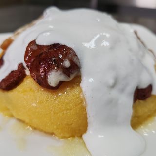 Mamaliguta cu branza, carnati si smantana