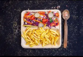 Cartofi prajiti cu salata si branza rasa