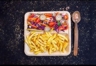 Cartofi prajiti cu salata si branza rasa
