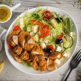 Salata cu cripsy de pui