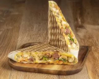 Sandwich - cu piept de pui și cartofi prajiti
