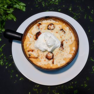 PATURI DELICIOASE - slaninuta(50g) si carnati crocanti(70g) asezati in straturi cu mamaliguta(350g) si branza de burduf(100g) in cuptor cu mot de smantana(100g) - 650g