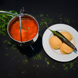 SARAMURA DE PUI 1 persoana - pulpe de pui dezosate(130g), mamaliguta(450g), ardei iute  - 1000g