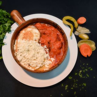 TOCHITURA CU MAMALIGUTA - mamaliguta(300g) cu tochitura(250g),deasupra branza de oaie(50g) si 1ou ochi -700g