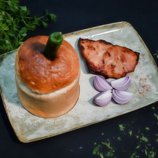 Zama de fasole in pita cu ciolan afumat(160g) perpelit in cuptor,ardei iute(30g) si ceapa rosie(50g) servite alaturi - 1100g