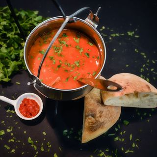 GULASUL BUCATARULUI 2pers - din pulpa de vita(140g) la ceaun, lipie(200g), sos picant de ardei(30g) - 900g