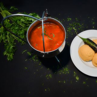 SARAMURA DE PUI 2 persoane - pulpe de pui dezosate(240g), mamaliguta(900g), ardei iute - 1700g