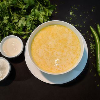 Zama de burta servita cu smantana,hrean si ardei iute - 300g