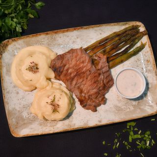 RIB-EYE - Antricot de vita(160g) servit alaturi de piure(220g), sparanghel(70g) si sos capere(30g) - 400g
