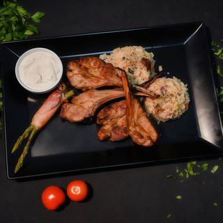 COASTE DE BERBECUT(340g) - servite alaturi de orez basmatic cu legume si ciuperci de padure uscate(200g), sparanghel invelit in bacon(30g) si sos de hrean cu smantana(30g) - 550g