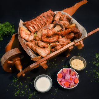 ROABA ARDELENEASCA(4-6pers.) - Ciolan(700g),coastă(350g),cârnați proaspeți(180g),carne la găleată(300g),pulpă de pui dezosată(200g),aripioare de pui(200g),cartofi pai(800g),murături asortate(200g),mustar(100g),mujdei(100g) - 3200g