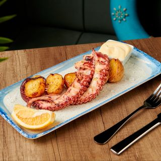 Caracatița cu cartofi copți și sos alioli