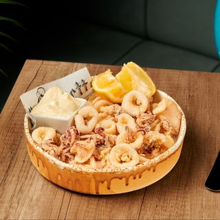 Calamar pane cu cartofi prăjiți