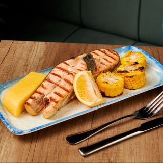 Somon la grătar cu mămăligă, porumb și mujdei