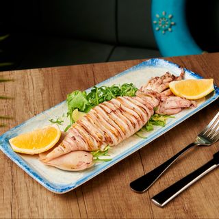 Calamar la grătar cu cartofi prajiti si sos