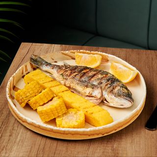 Dorada la gratar cu mămăligă coaptă și porumb