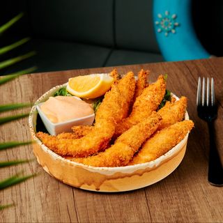 Creveți pane cu cartofi prăjiți si sos