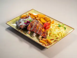 Coaste de porc cu cartofi auriti
