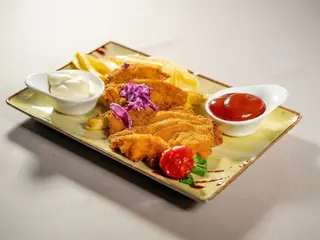 Snitel de pui cu cartofi prajiti, maioneza sau ketchup