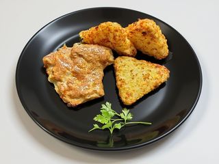 ȘNIȚEL PUI,CU CARTOFI HASH BROWN