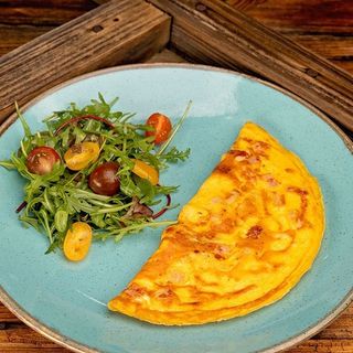 Omletă cu mozzarella și șuncă