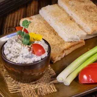 Salată de vinete cu pâine prăjită și ceapă verde