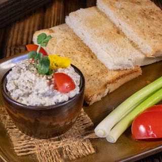 Salată de vinete cu pâine prăjită și ceapă verde