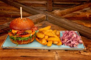 Burger Due Fratelli cu cartofi wedges (Angus)