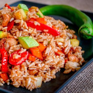 Orez prăjit cu piept de pui și legume